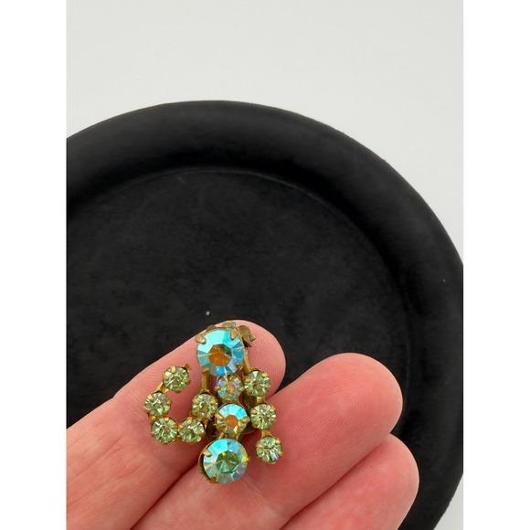 The Unbranded Brand Jewelry - Vtg. 1950s Austrian Crystal Aurora Borealis AB Clip-On Earrings Peridot Green